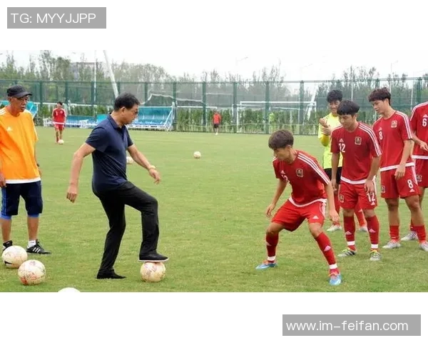 崇明六虎之一吕文君退役后执教海港四度夺中超冠军