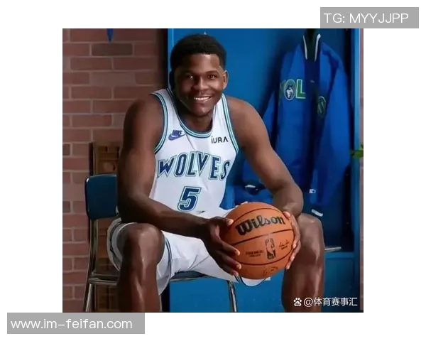 爱德华兹重返亚特兰大客场比赛祖父身穿森林狼装备全力支持