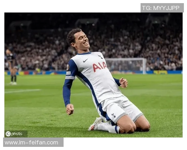 布伦南约翰逊热刺百场里程碑庆祝海报在社交媒体发布